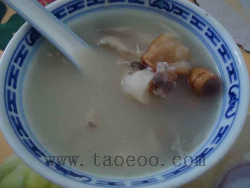 鲜百合莲子鲫鱼汤