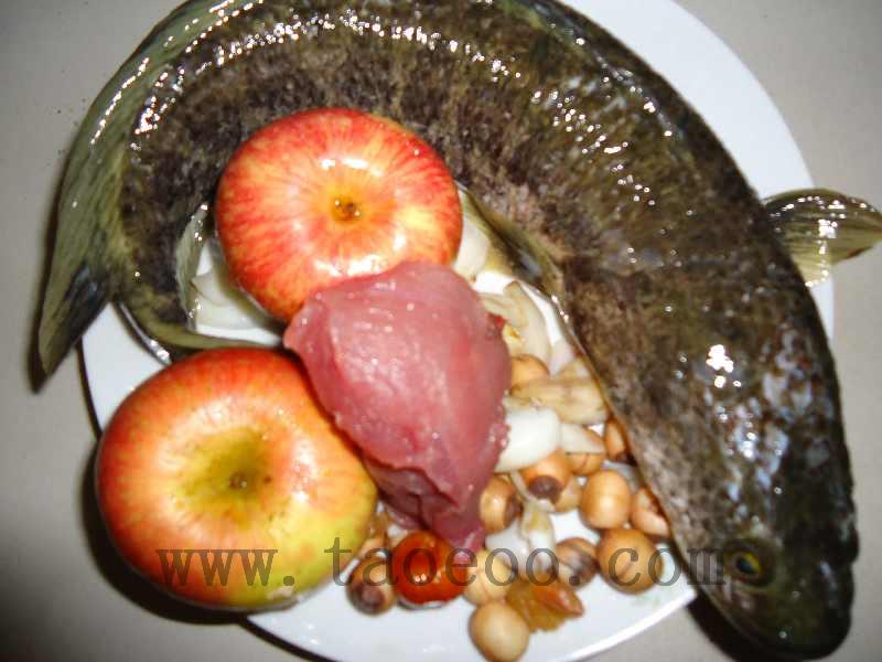 鲜百合莲子苹果瘦肉生鱼汤