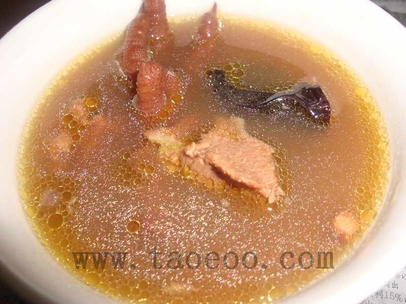 黑木耳核桃瘦肉花生鸡脚汤