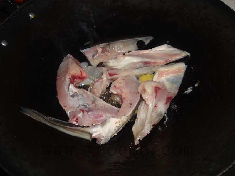 香菜鱼头豆腐汤